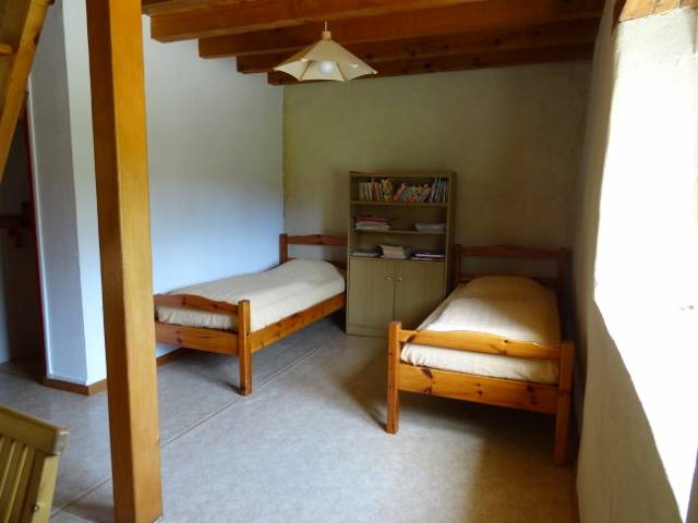 lit simple chambre
